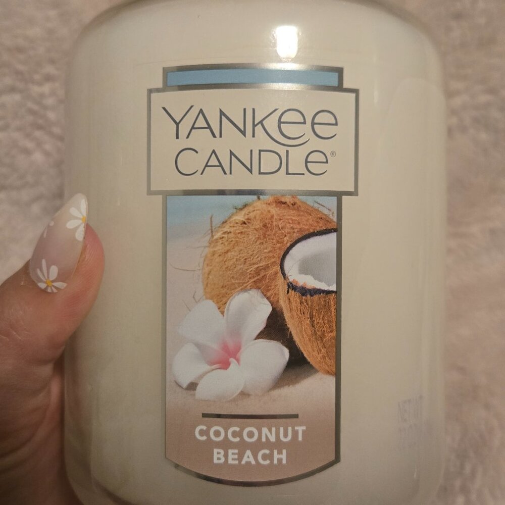 Coconut Beach 22 oz Candle by Yankee Candle - Picture 2 of 6